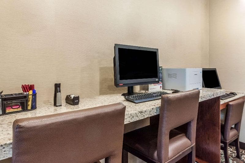 Comfort Suites University Brookings photo 1