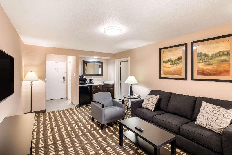 Quality Inn & Suites Plano East - Richardson 5