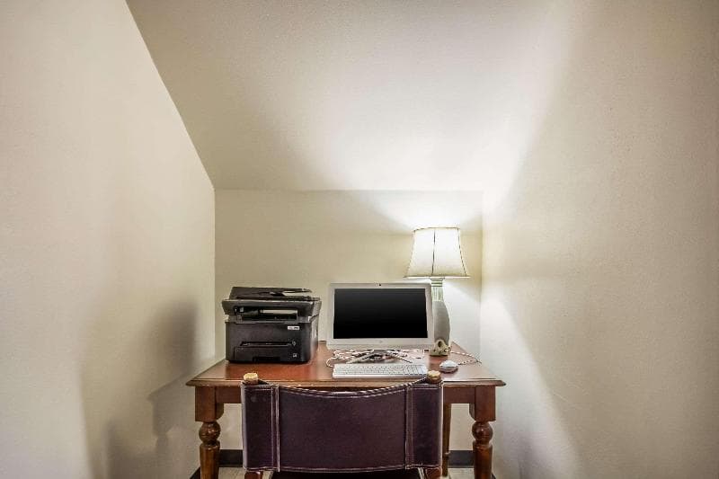 Econo Lodge Waupaca 4