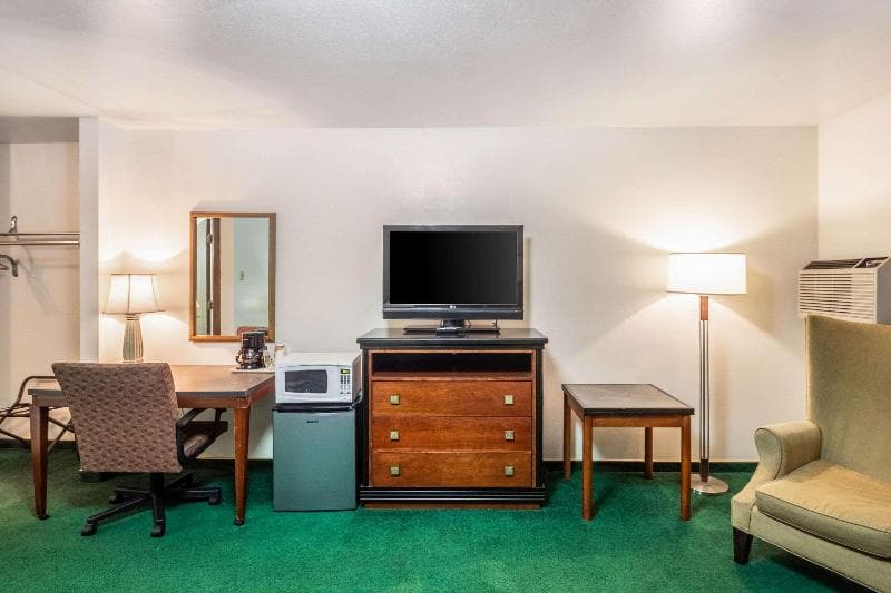 Econo Lodge Waupaca 5