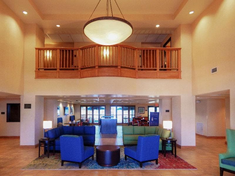 Comfort Inn & Suites 4