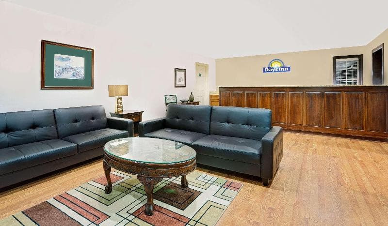Days Inn by Wyndham Savannah 4