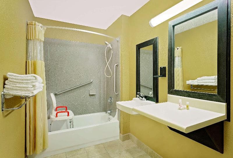 Days Inn by Wyndham Savannah 2