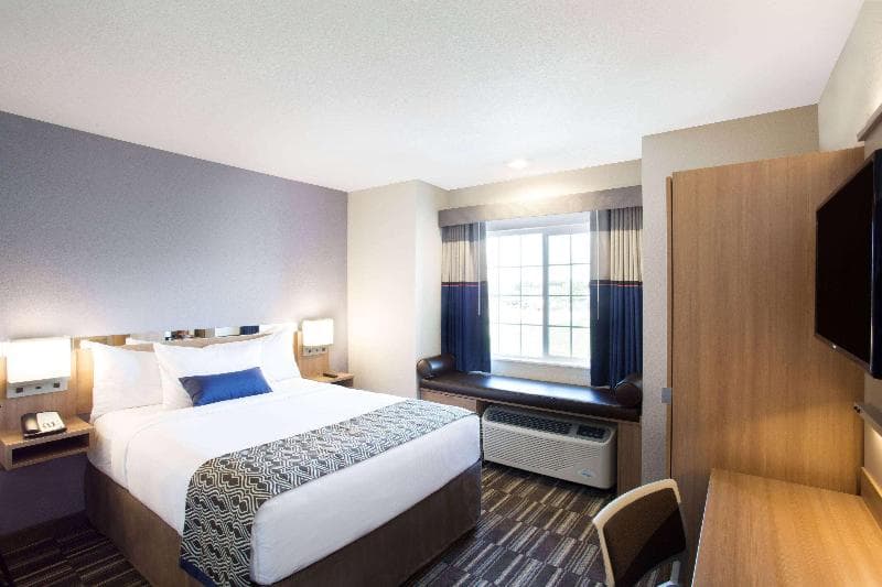 Microtel by Wyndham Vernal / Naples 4