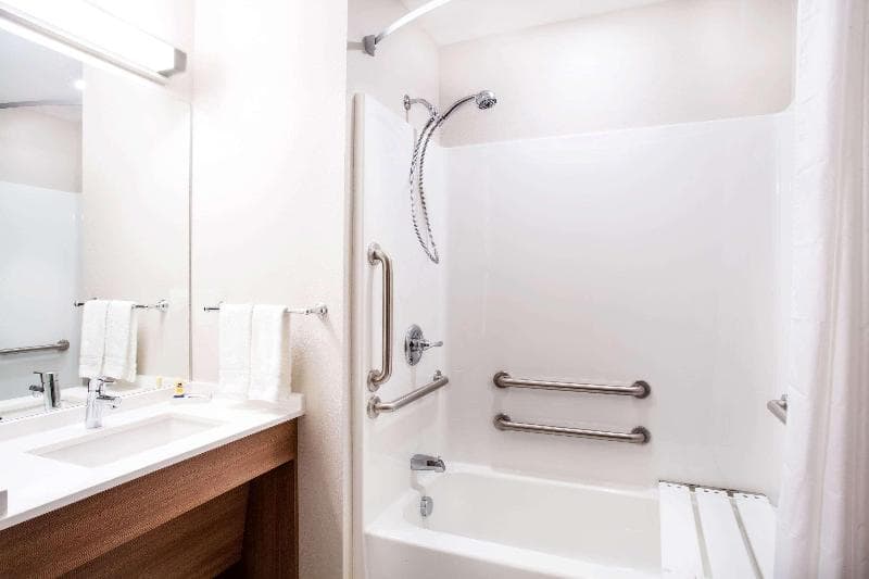 Microtel by Wyndham Vernal / Naples 5