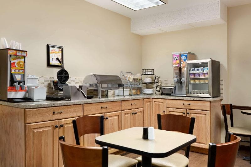 Super 8 by Wyndham Columbus 3