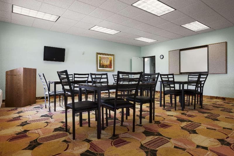 Days Inn & Suites by Wyndham Columbus NE photo 1