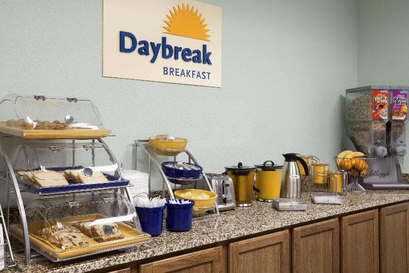 Days Inn & Suites by Wyndham Columbus NE 3