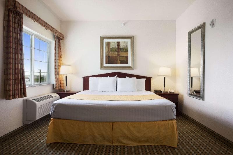 Days Inn & Suites by Wyndham Columbus NE 5