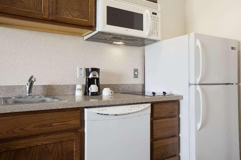Days Inn & Suites by Wyndham Columbus NE 4
