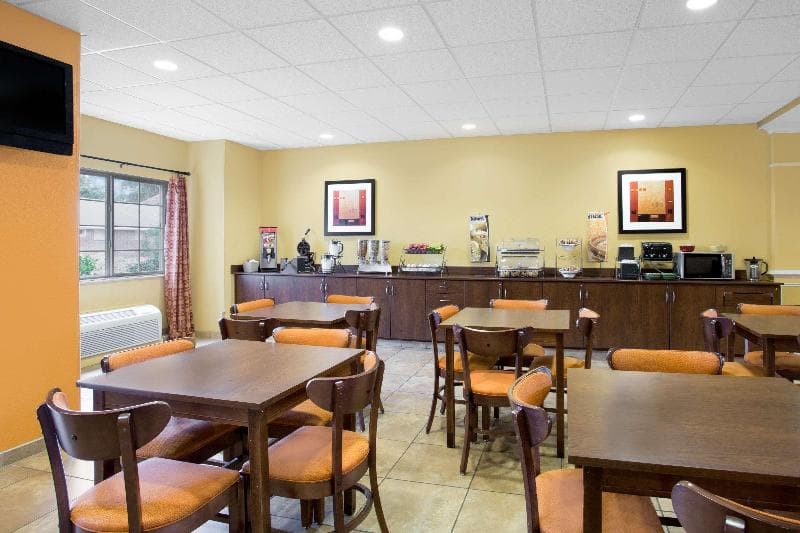Microtel Inn & Suites by Wyndham Greenville/University Med 3