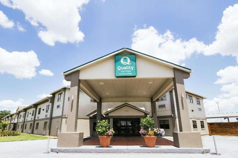 Quality Suites Houston Hobby Airport 4