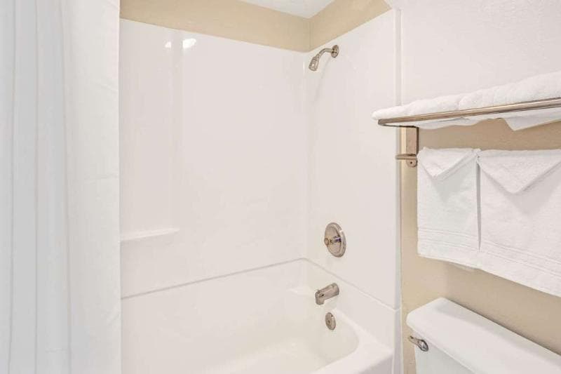 Days Inn & Suites Indianapolis Airport East 4