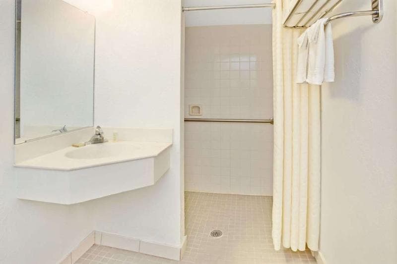Days Inn & Suites Indianapolis Airport East 5