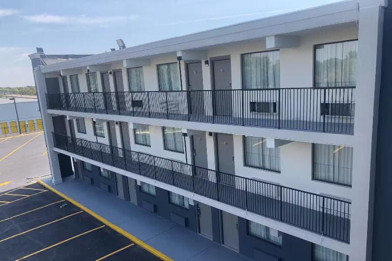 Days Inn & Suites Indianapolis Airport East 3