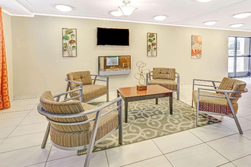 Days Inn & Suites Indianapolis Airport East main