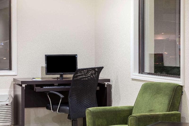 Super 8 By Wyndham Buffalo 1