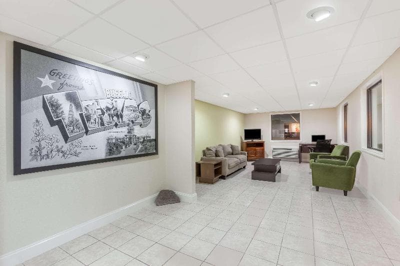 Super 8 By Wyndham Buffalo 4