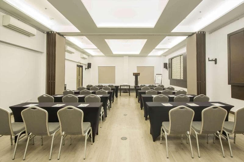 Microtel Inn & Suites By Wyndham Eagle Ridge (Adults Only) 2