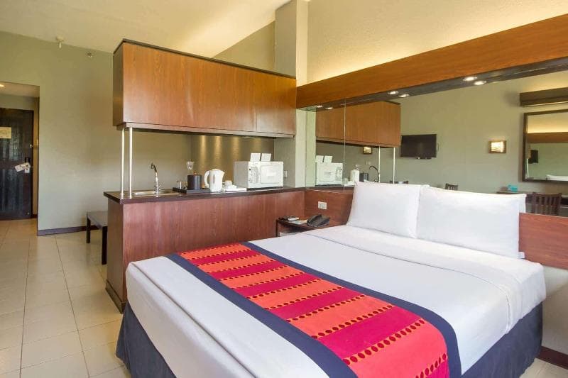 Microtel Inn & Suites By Wyndham Eagle Ridge (Adults Only) 4