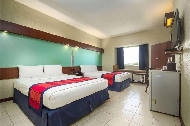 Microtel Inn & Suites By Wyndham Eagle Ridge (Adults Only) 3