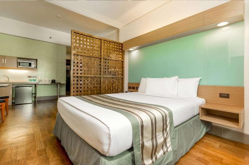 Microtel By Wyndham South Forbes 3