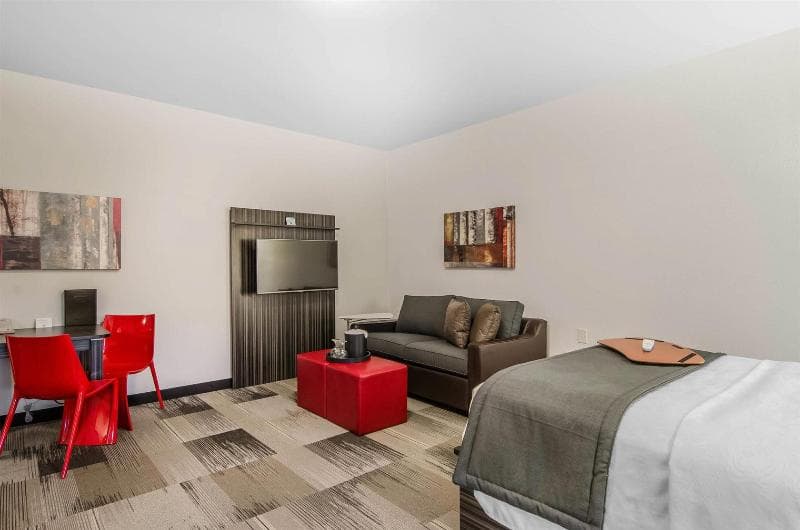 Best Western Plus Airport Inn & Suites 4