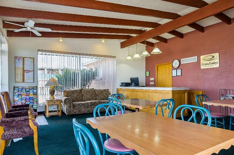 Econo Lodge 3