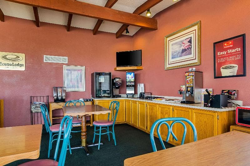 Econo Lodge 5