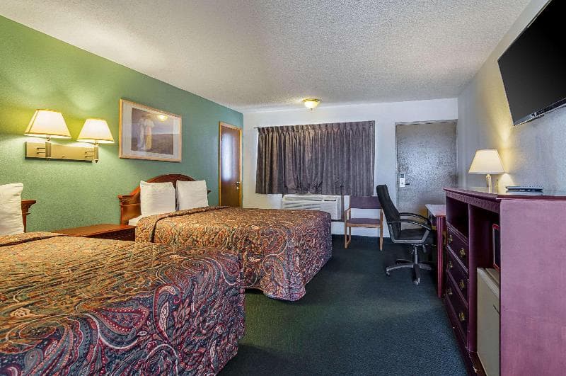 Econo Lodge 4