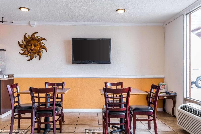 Rodeway Inn 5
