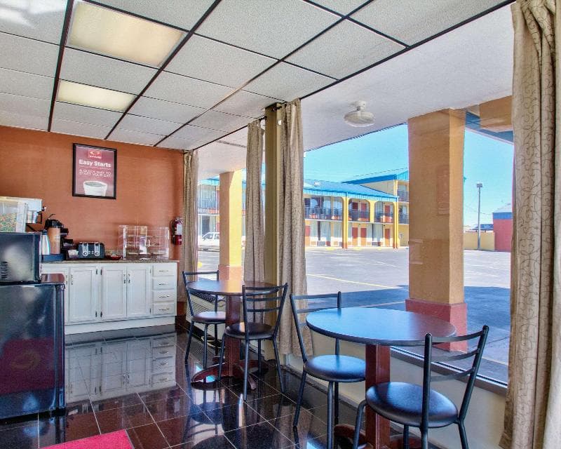 Econo Lodge 3
