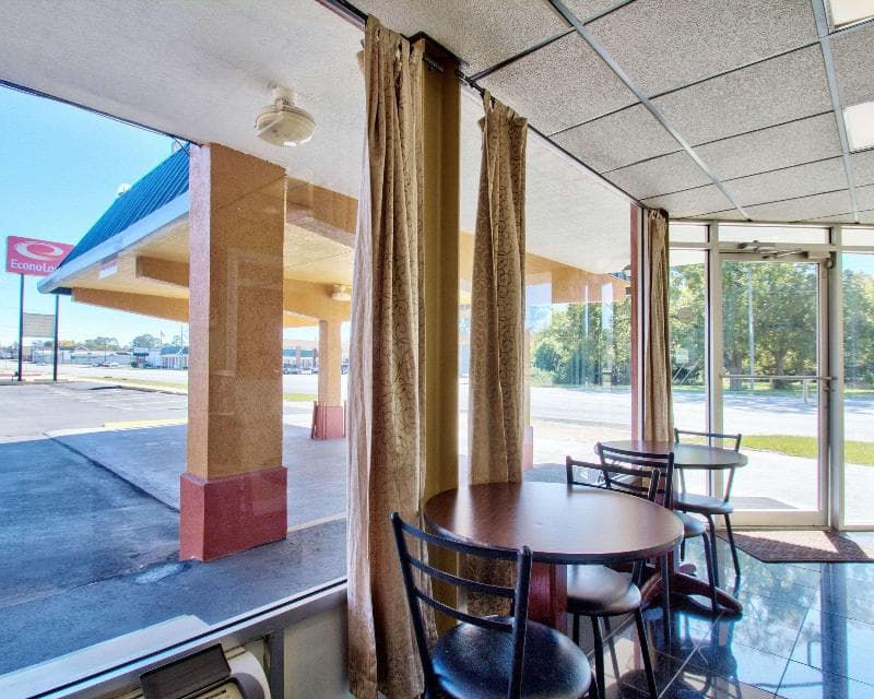 Econo Lodge 5