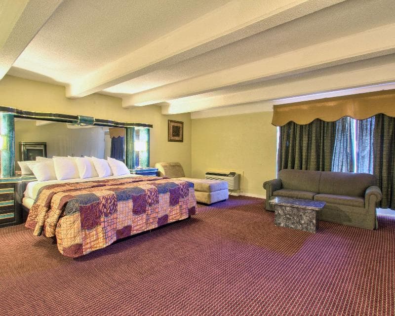 Econo Lodge 4