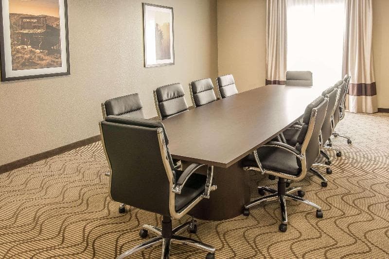 Comfort Suites Dodge City 4