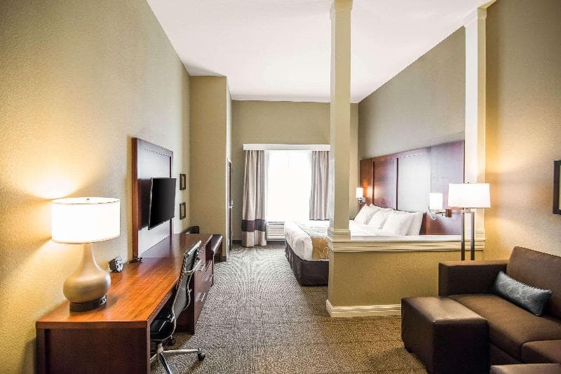 Comfort Suites Dodge City 3