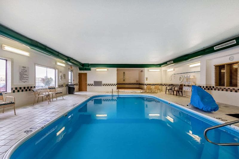 Comfort Inn & Suites 4