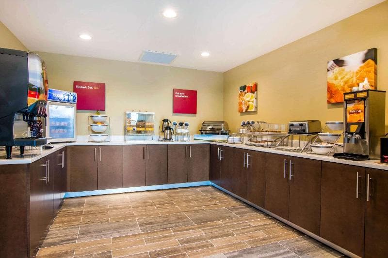 Comfort Inn & Suites 3