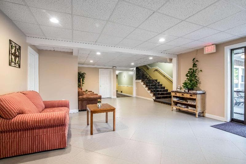 Econo Lodge Inn & Suites 3