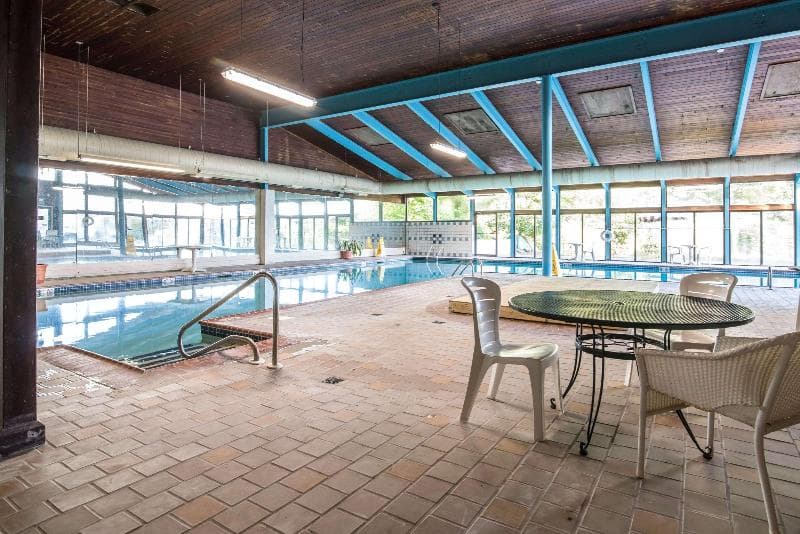 Econo Lodge Inn & Suites 4