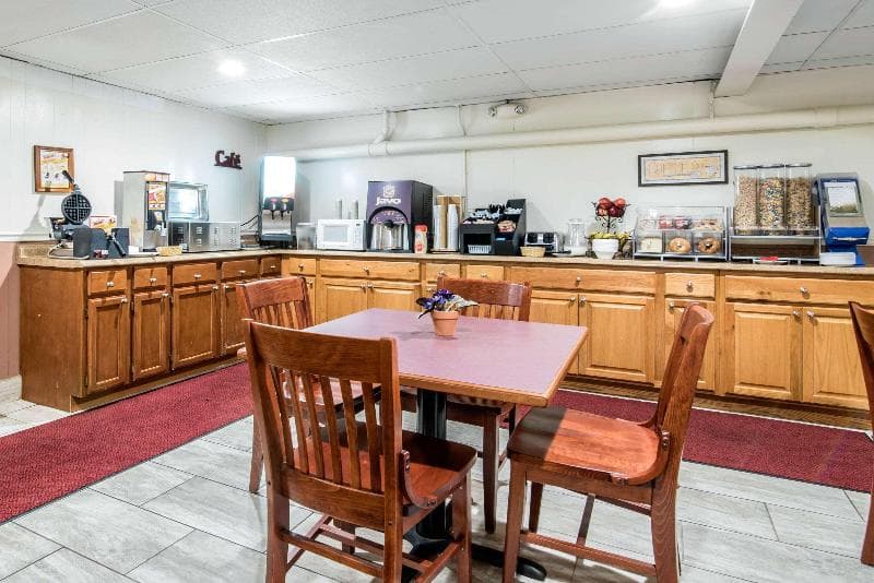 Econo Lodge Inn & Suites main
