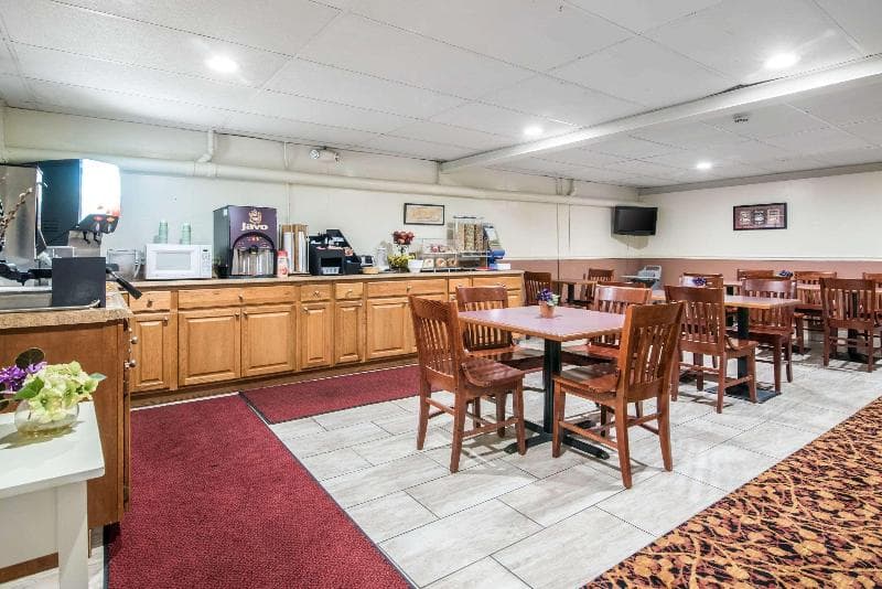Econo Lodge Inn & Suites 5