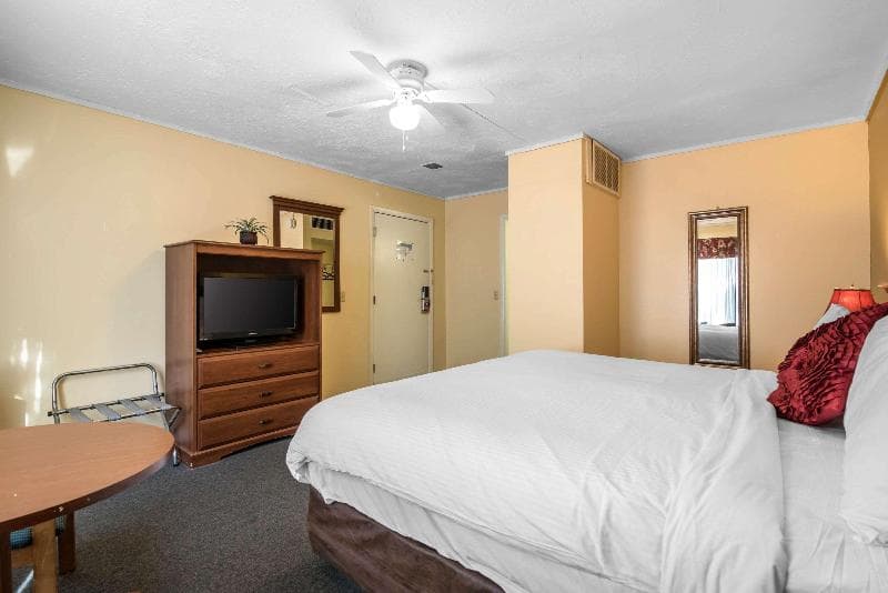 Econo Lodge Inn & Suites photo 1