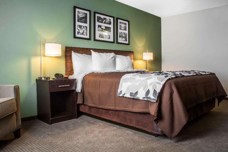 Sleep Inn & Suites Airport 4