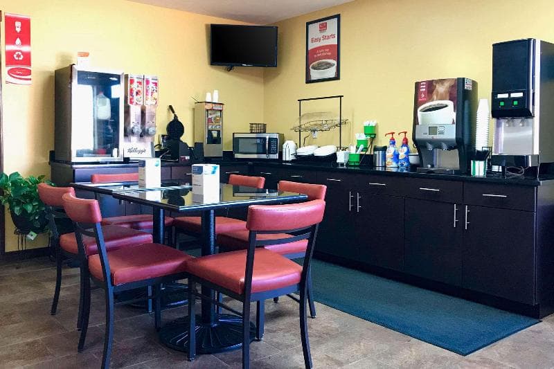 Econo Lodge 5