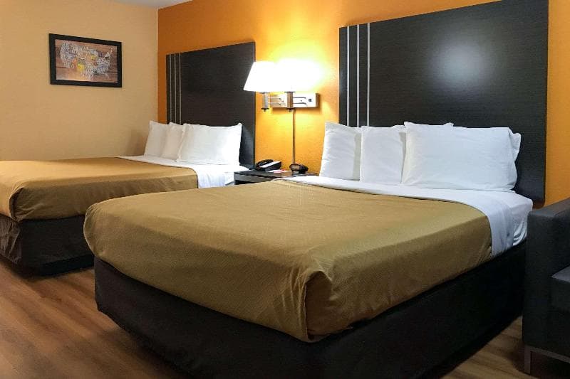 Econo Lodge 2