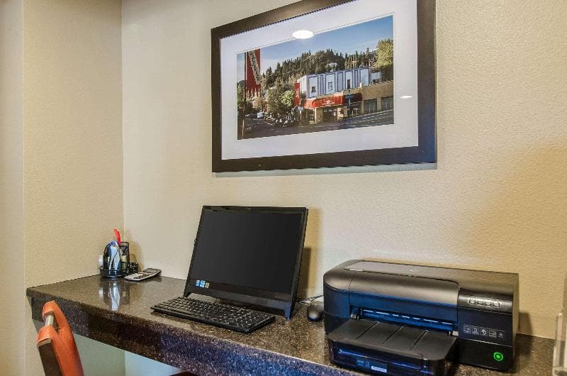 Comfort Inn & Suites photo 1
