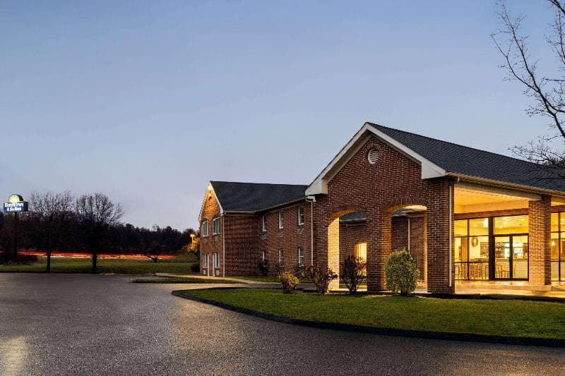 Days Inn & Suites by Wyndham Lancaster Amish Country 2