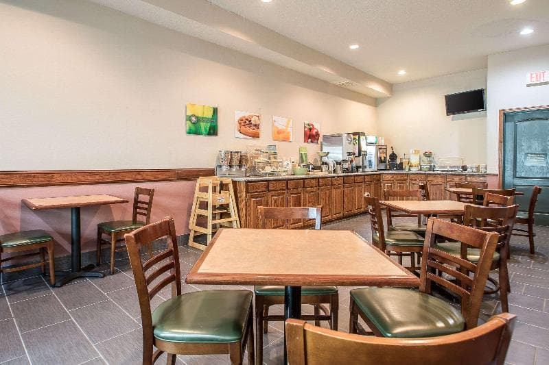 Quality Inn & Suites East Troy I-43 2
