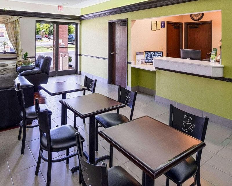 Econo Lodge Inn & Suites Shelbyville photo 1